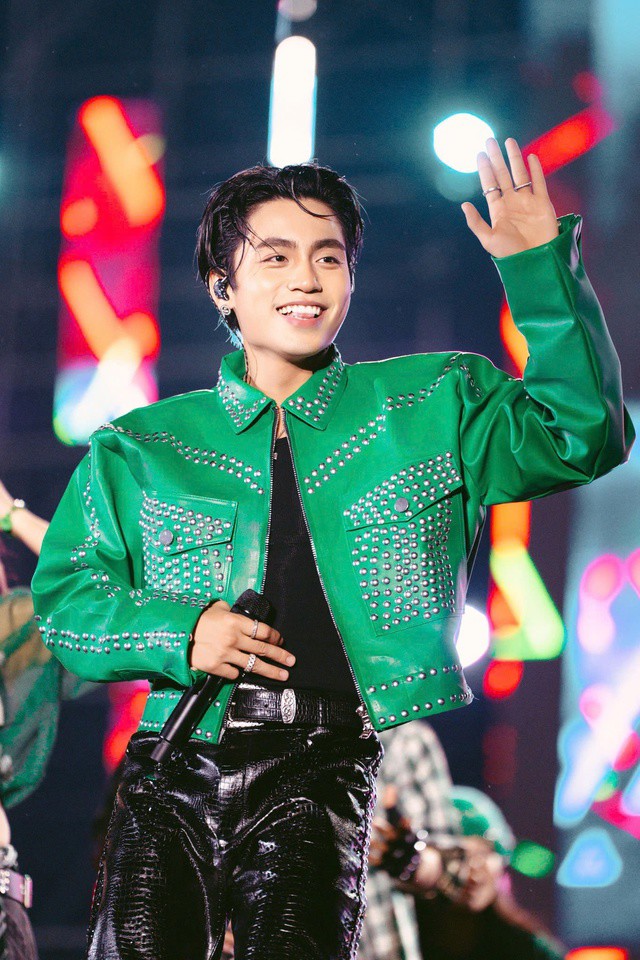 Tại một số sự kiện giải trí hoặc sân khấu lớn, nam ca sĩ lựa chọn những bộ trang phục mang hơi hướng high-fashion: áo khoác kết hợp với quần âu, giày da hoặc những bộ suit phá cách với phom dáng hiện đại.