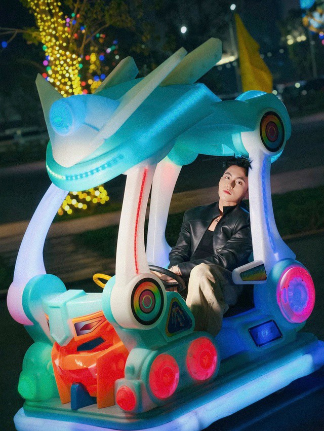 Chỉ cần thay đổi kiểu tóc, cách phối đồ và thần thái biểu diễn, MONO có thể chuyển từ hình ảnh chàng trai đường phố sang quý ông lịch lãm trong tích tắc.