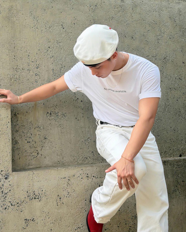 Ngay từ khi ra mắt, MONO thường được nhắc đến với danh xưng "em trai của" Sơn Tùng M-TP. Điều này vừa là lợi thế nhưng cũng là áp lực lớn đối với một nghệ sĩ mới.