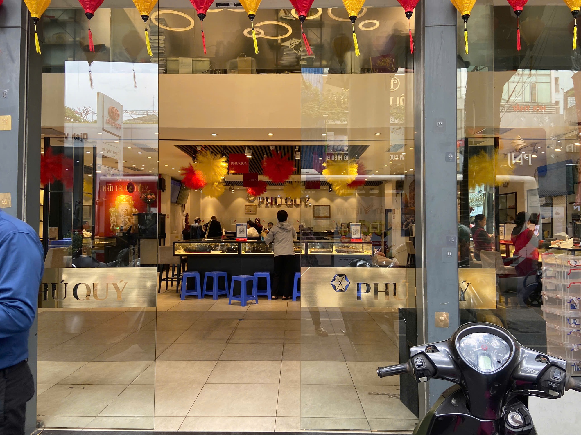 Hôm nay đi mua vàng: Số thứ tự 77 chỉ cần đợi 5 phút là đến lượt, phát hiện 1 nơi mua vàng không cần xếp hàng- Ảnh 2.