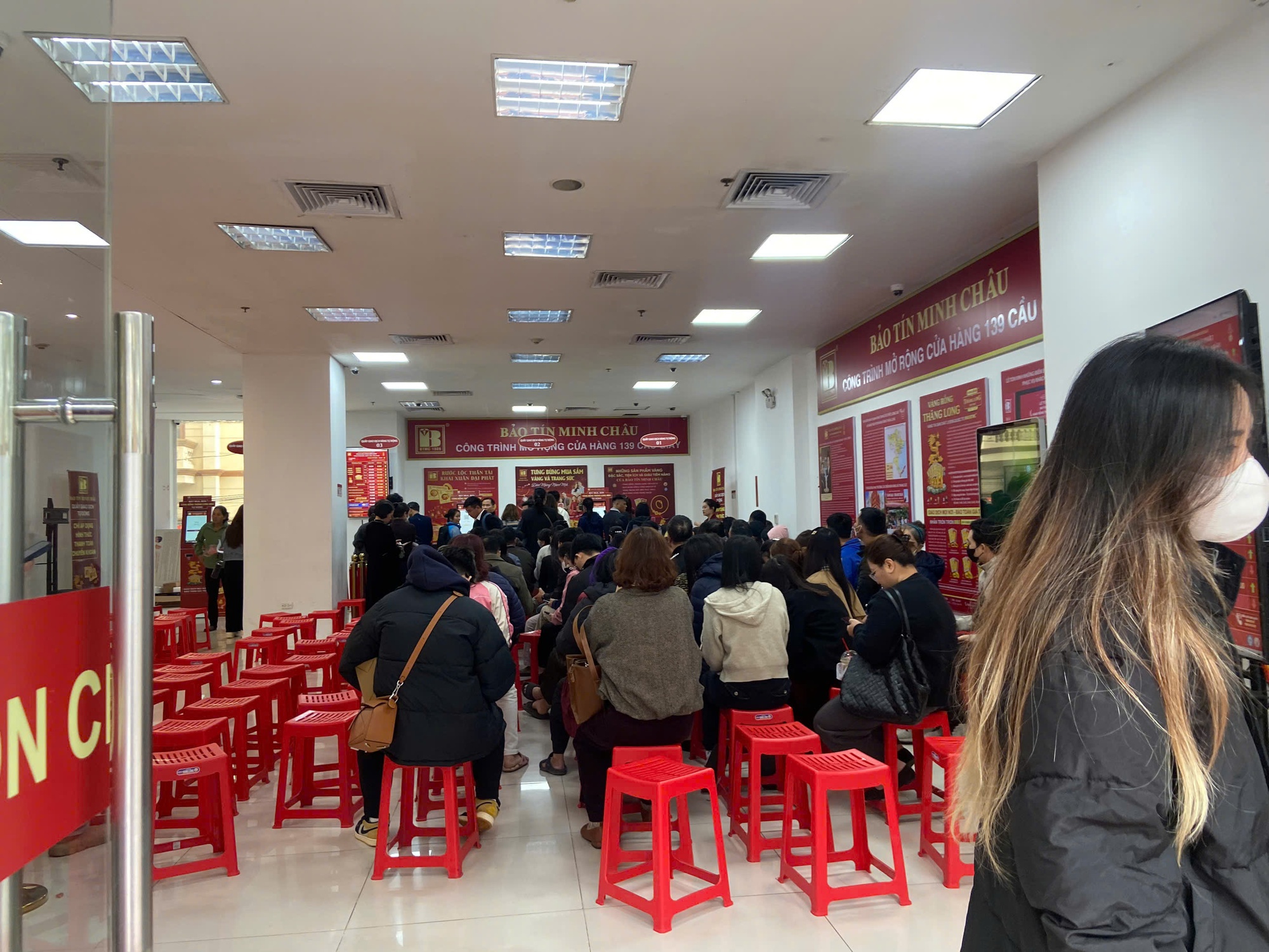 Hôm nay đi mua vàng: Số thứ tự 77 chỉ cần đợi 5 phút là đến lượt, phát hiện 1 nơi mua vàng không cần xếp hàng- Ảnh 5.