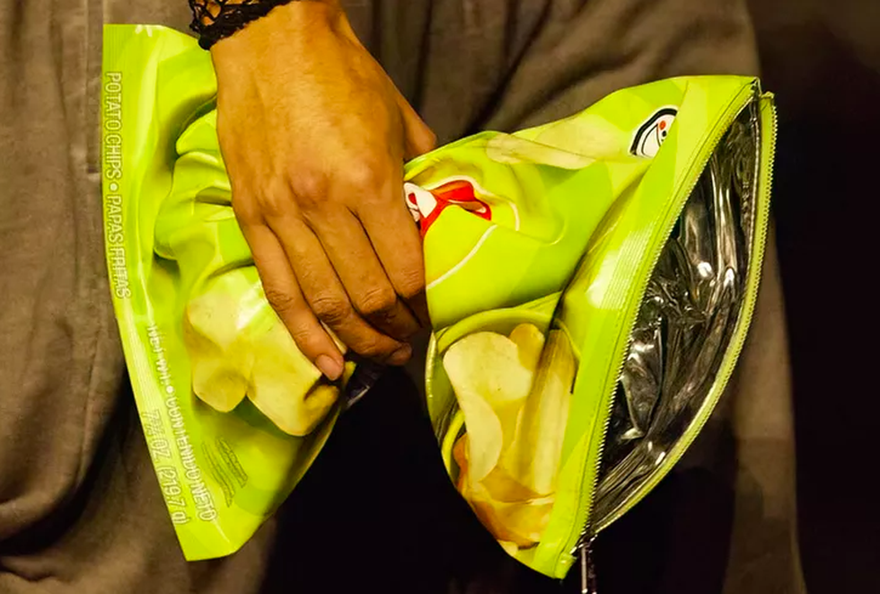 “Túi rác” giá 47 triệu đồng: Nghệ thuật biến đồ bình dân thành hàng xa xỉ - 7