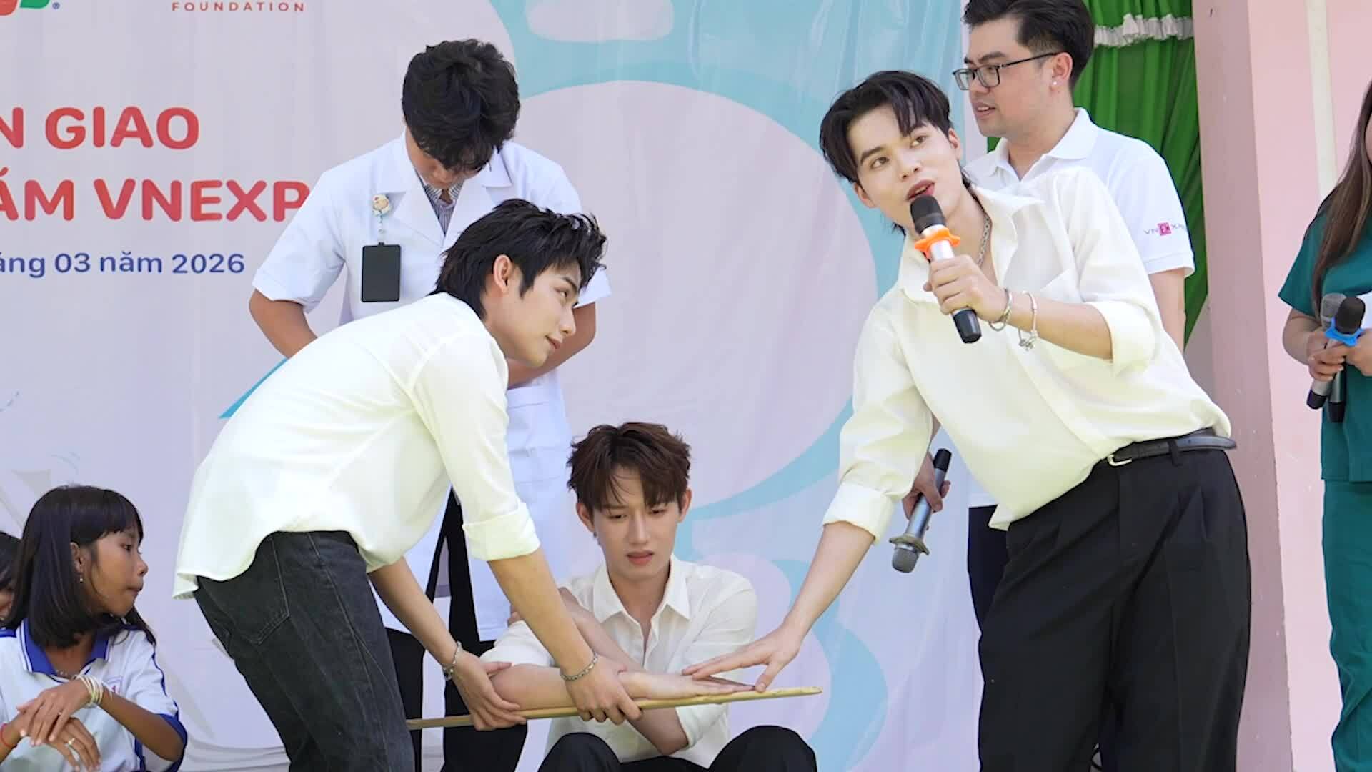 Nghệ sĩ sơ cứu. Ảnh: Công Khang - Trung Kiên