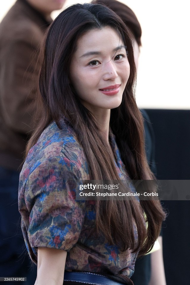 Tranh cãi chuyện Jeon Ji Hyun lộ mặt lắm vết nhăn, 