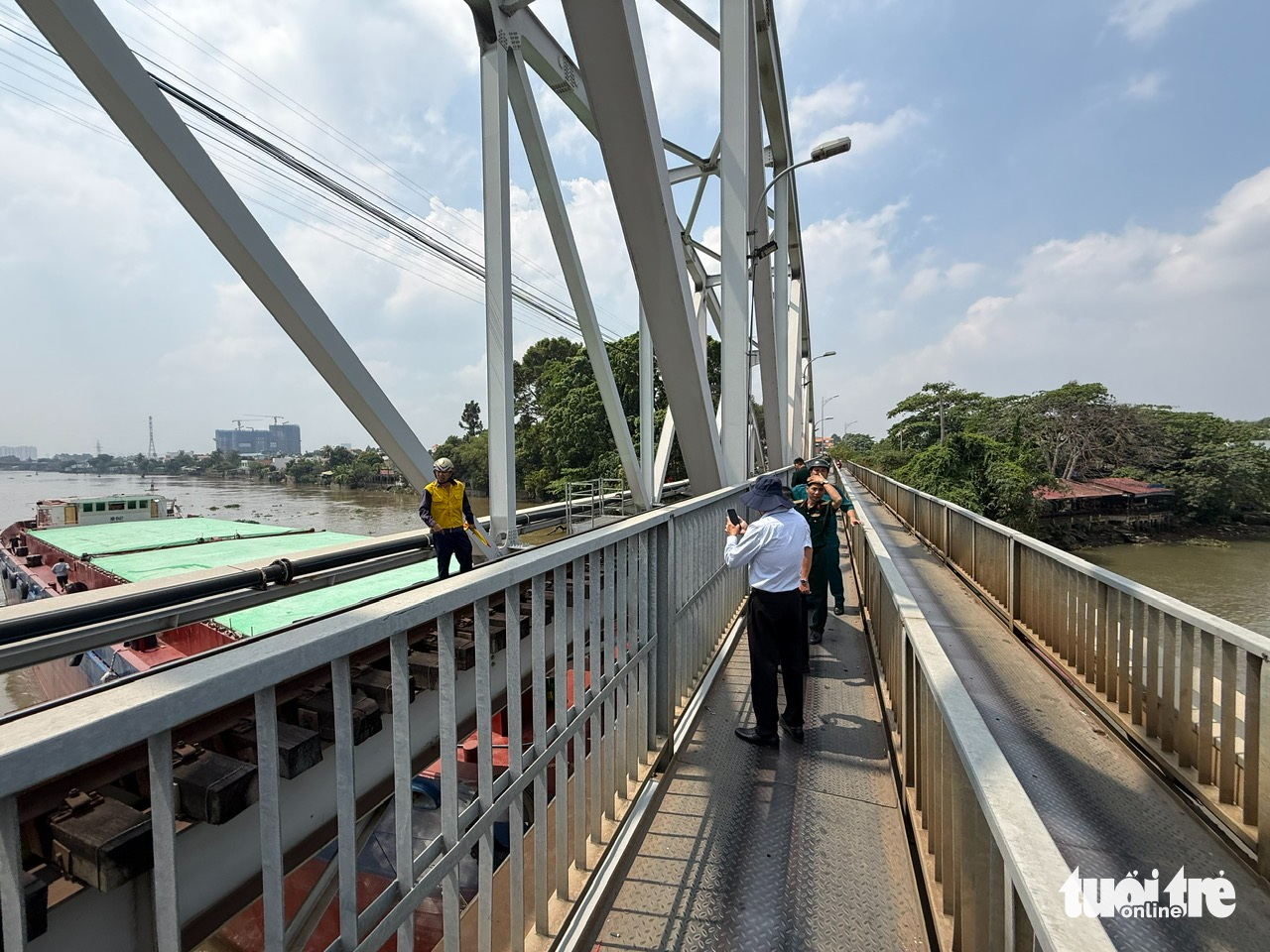 Sửa chữa xong cầu Ghềnh, xe máy mới được đi trên cầu đường bộ - Ảnh 2.