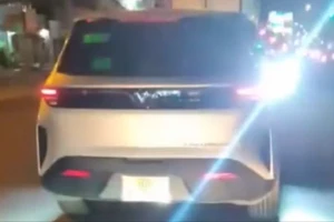 CSGT TP.HCM xử phạt tài xế ô tô gắn thêm đèn chiếu sáng hai bên thành xe