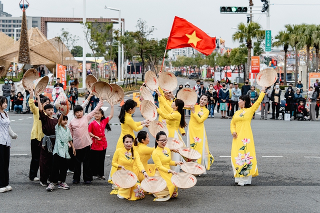 Áo dài, cờ Tổ quốc xuất hiện tại Lễ hội đèn lồng Gia Nghĩa, Đài Loan- Ảnh 2.