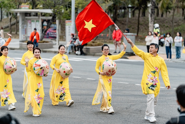 Áo dài, cờ Tổ quốc xuất hiện tại Lễ hội đèn lồng Gia Nghĩa, Đài Loan- Ảnh 3.
