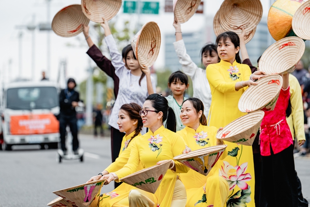Áo dài, cờ Tổ quốc xuất hiện tại Lễ hội đèn lồng Gia Nghĩa, Đài Loan- Ảnh 4.