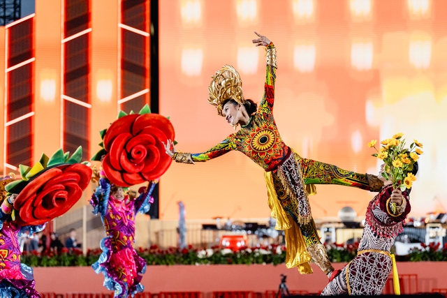 Áo dài, cờ Tổ quốc xuất hiện tại Lễ hội đèn lồng Gia Nghĩa, Đài Loan- Ảnh 12.