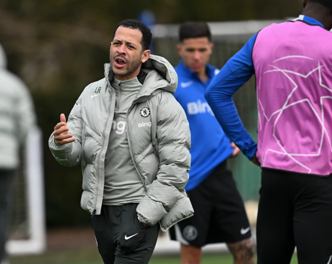 HLV Liam Rosenior chỉ đạo buổi tập của Chelsea ngày 10/3. Ảnh: Chelsea FC