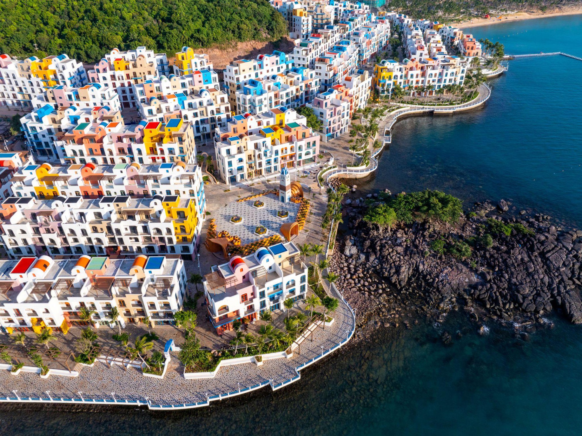 Một thị trấn với sắc trắng và màu trời đang gây sốt ở Phú Quốc- Ảnh 2.