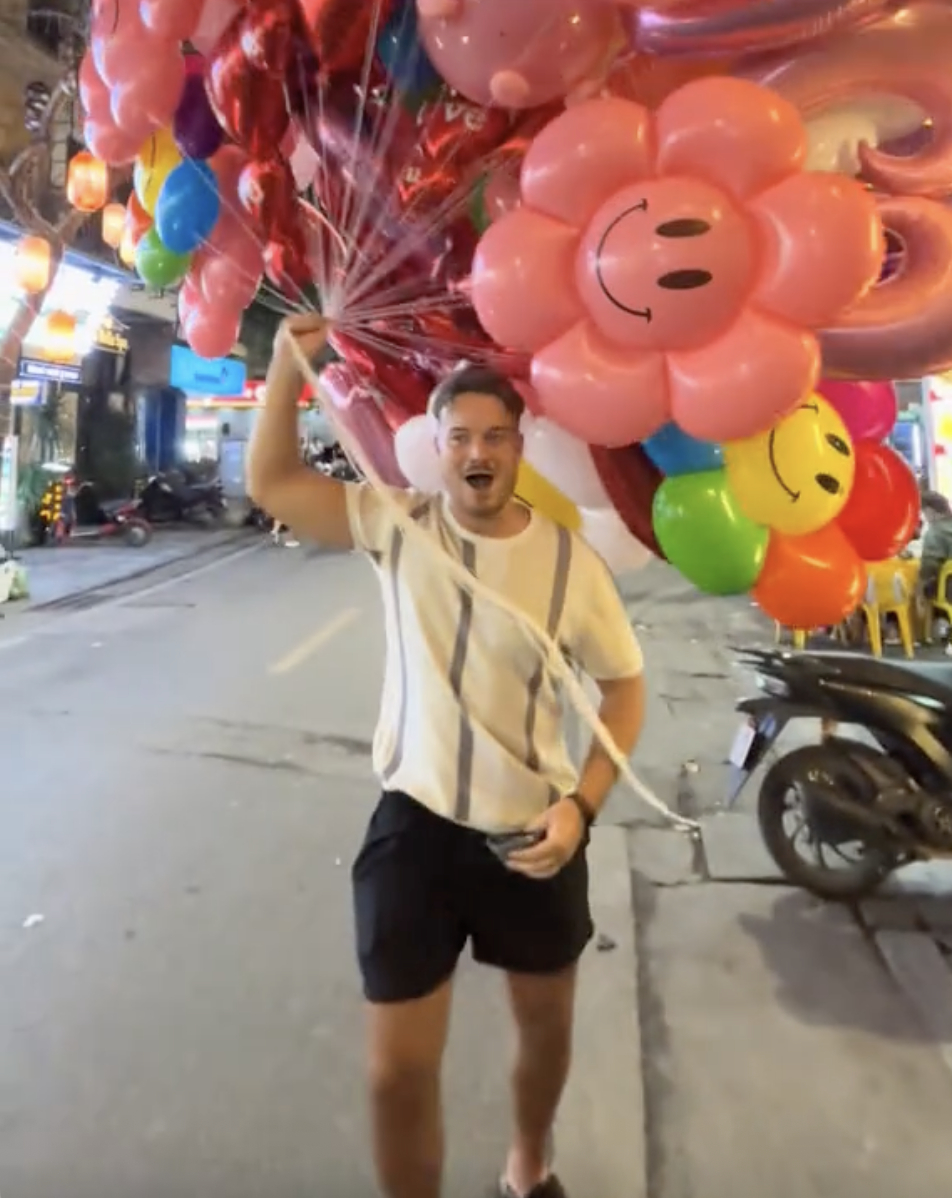 Mua bóng bay giá 1 triệu ở phố cổ Hà Nội, khách Tây bất ngờ chạy nhảy giữa đường đầy khó hiểu- Ảnh 2.
