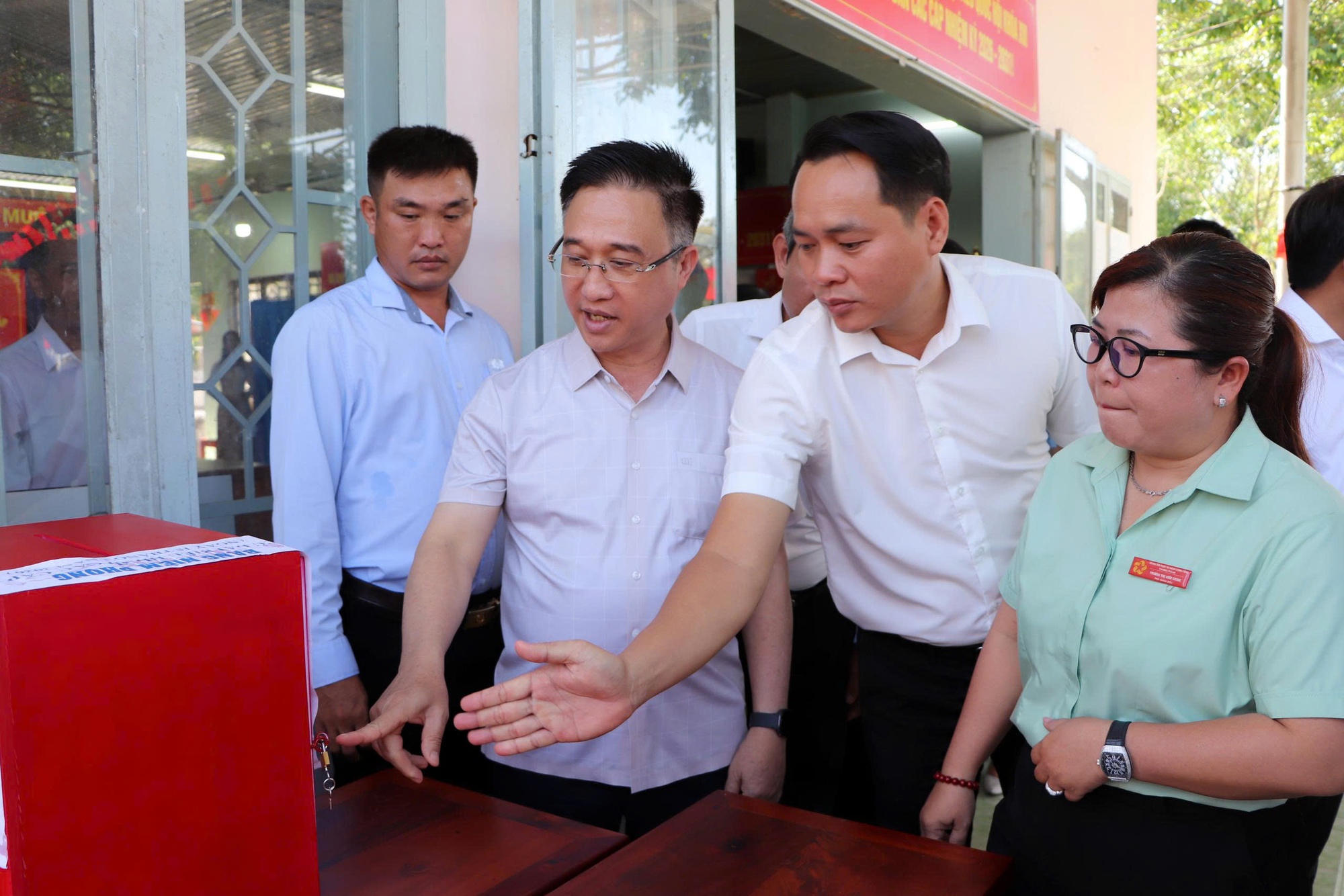 Phó bí thư Thành ủy TP.HCM Đặng Minh Thông kiểm tra công tác chuẩn bị bầu cử tại khu vực Bình Dương - Ảnh 3.