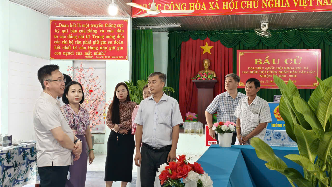 Phó bí thư Thành ủy TP.HCM Đặng Minh Thông kiểm tra công tác chuẩn bị bầu cử tại khu vực Bình Dương - Ảnh 4.