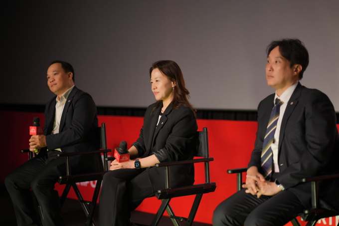 Bà Jeong Ji Young, CEO CGV Việt Nam (người ngồi giữa), cùng hai lãnh đạo khác trong buổi hội nghị chiều 11/3. Ảnh: CGV
