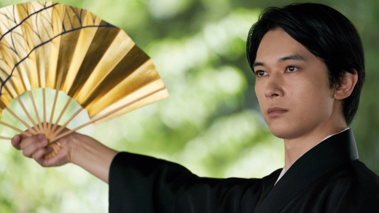 Kikuo ở tuổi trưởng thành, do Ryo Yoshizawa thủ vai. Ảnh: Toho