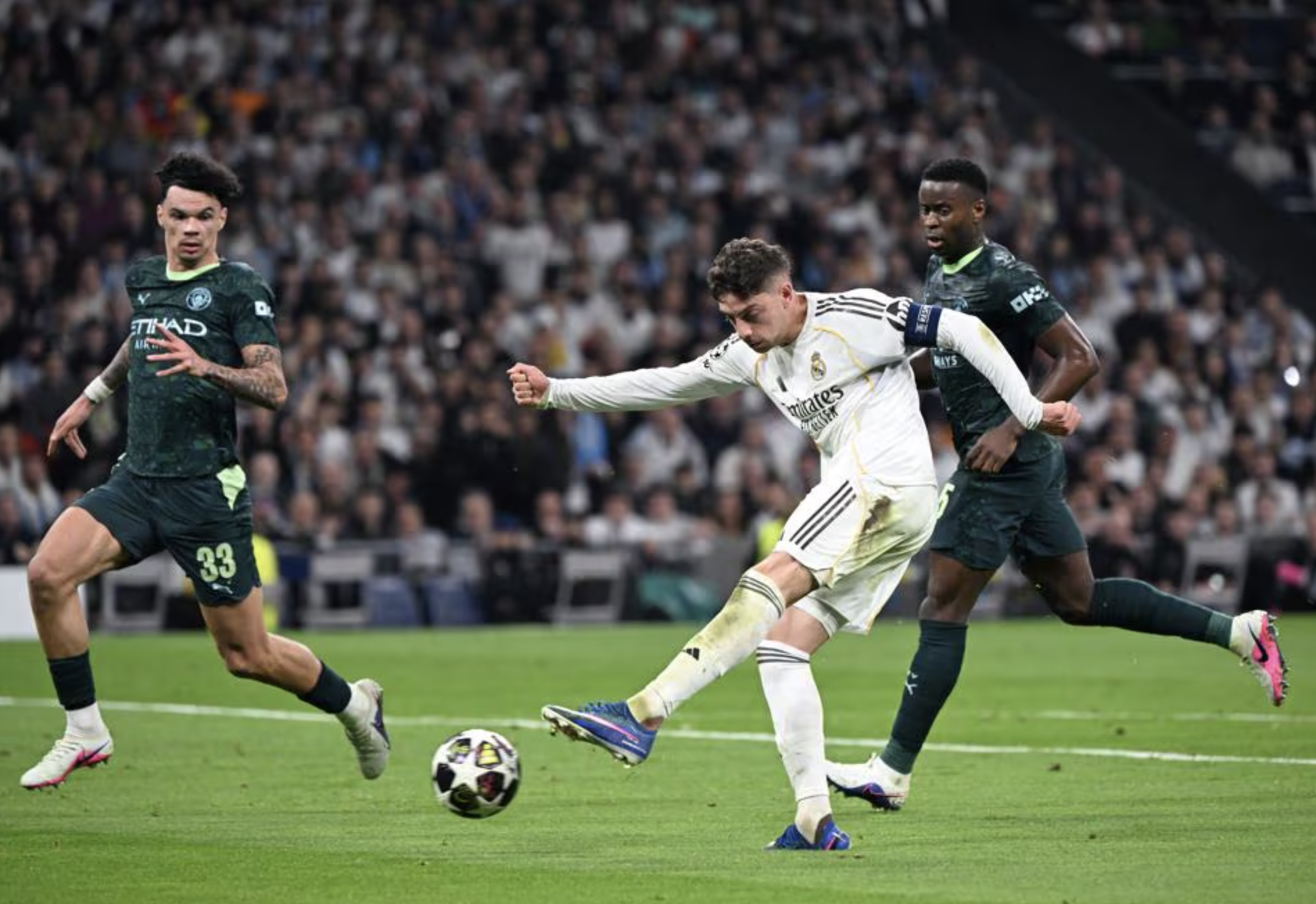 Valverde một tay nhấn chìm Man City, Real Madrid bay bổng tại Bernabeu - Ảnh 4.
