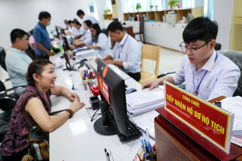 Người dân làm thủ tục hành chính “khỏe” hơn khi số hóa hộ tịch - Ảnh 2.