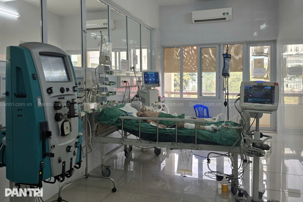 Máy xúc chèn qua người, bé trai 11 tuổi đang giành giật sự sống từng ngày - 2