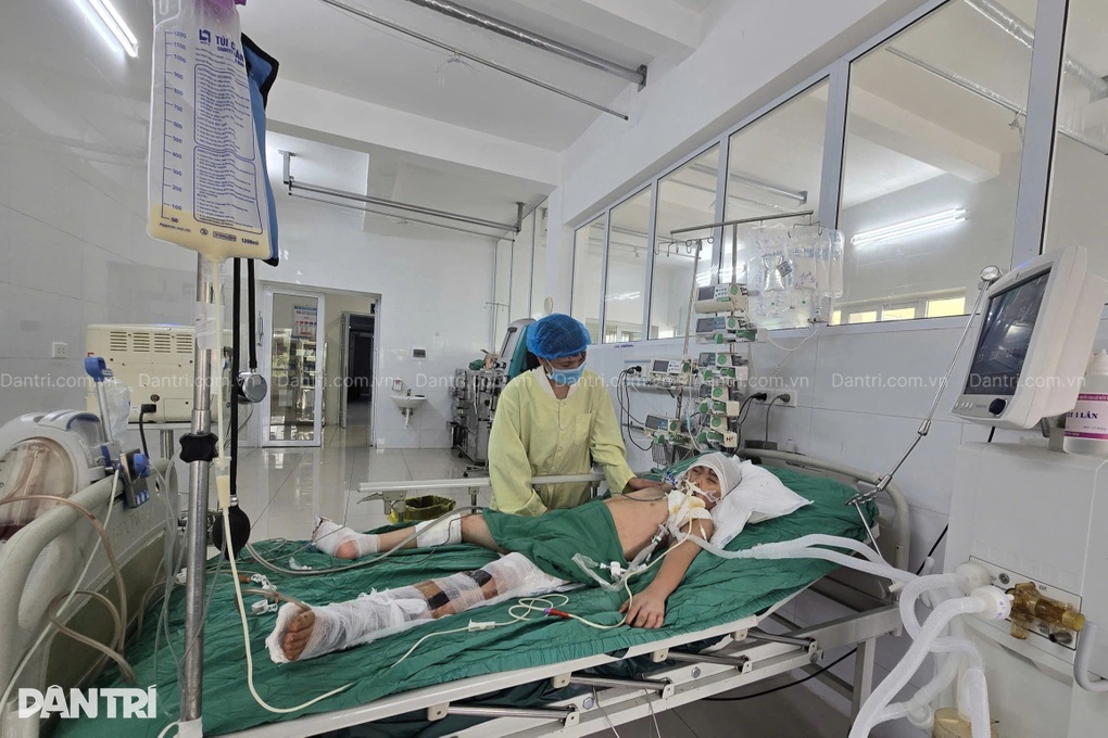 Máy xúc chèn qua người, bé trai 11 tuổi đang giành giật sự sống từng ngày - 3