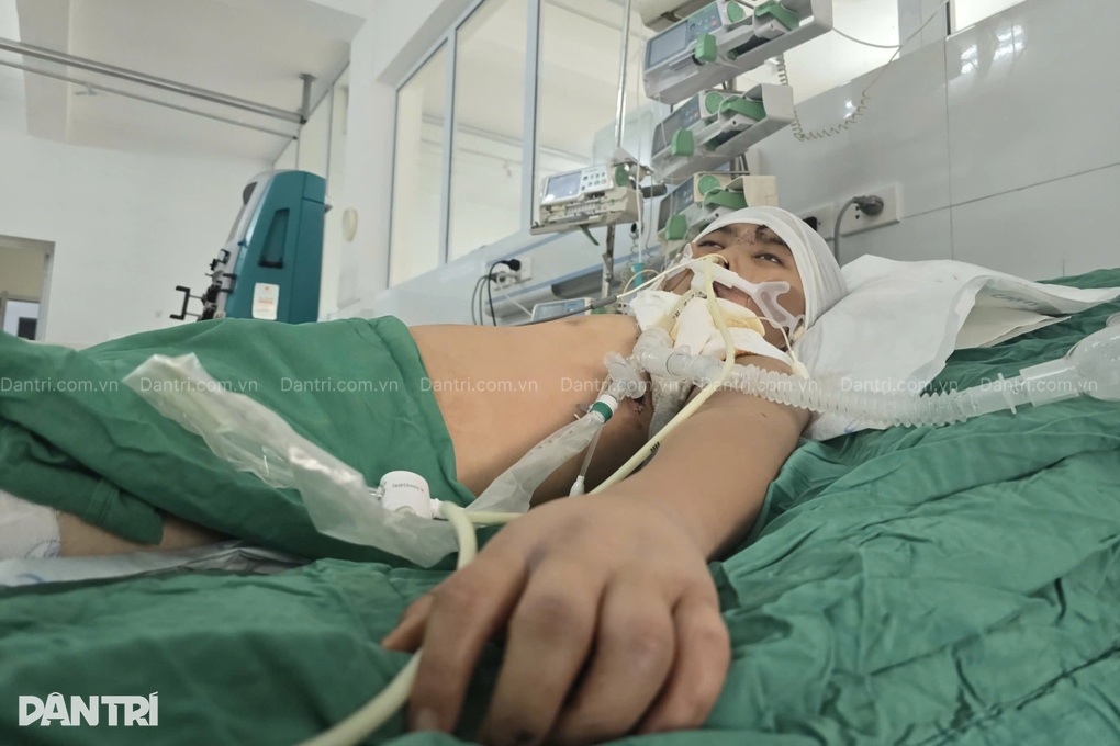 Máy xúc chèn qua người, bé trai 11 tuổi đang giành giật sự sống từng ngày - 4