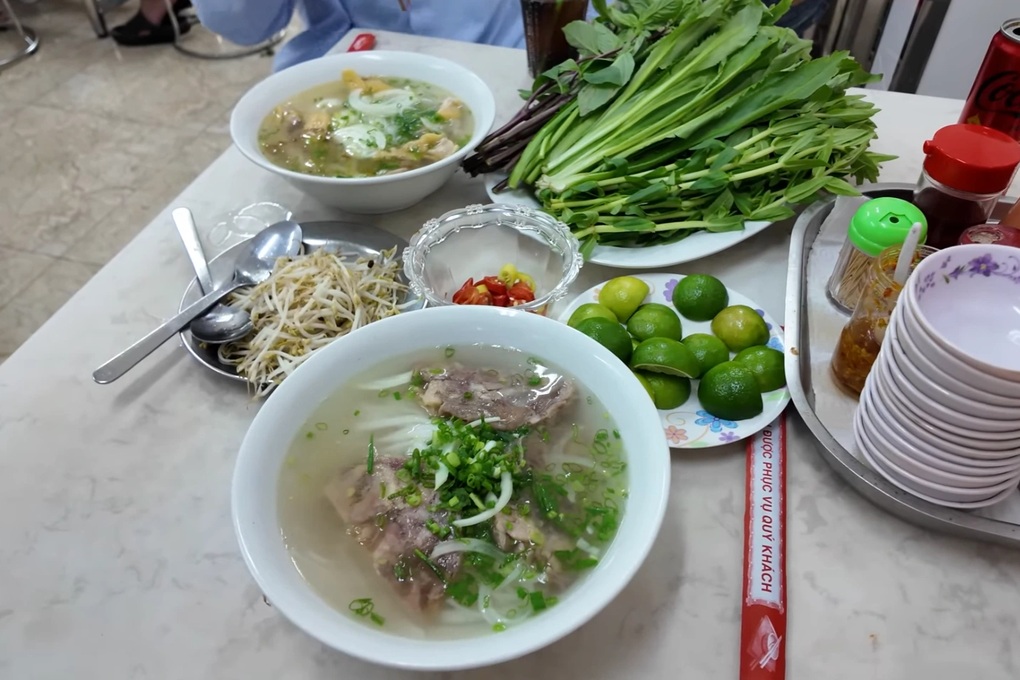 Cặp đôi Hàn Quốc ăn 3 tô phở một ngày, tiết lộ quán ngon số 1 ở TPHCM - 2