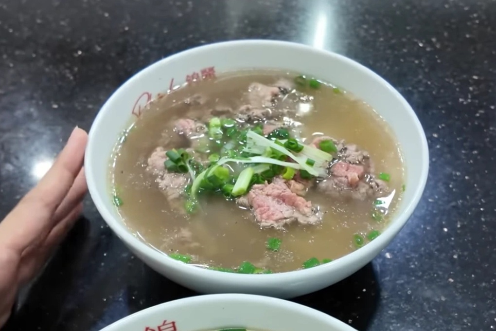 Cặp đôi Hàn Quốc ăn 3 tô phở một ngày, tiết lộ quán ngon số 1 ở TPHCM - 4