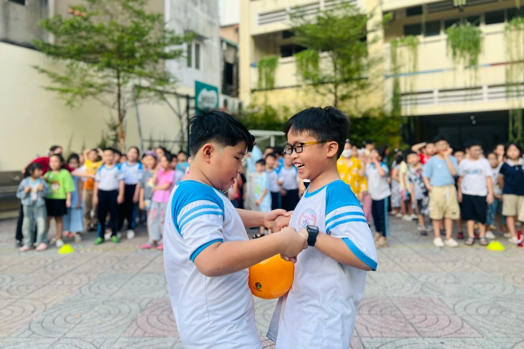 Trường thu phí giữ chỗ hàng chục triệu đồng: Tận thu hay cần thiết? - 2