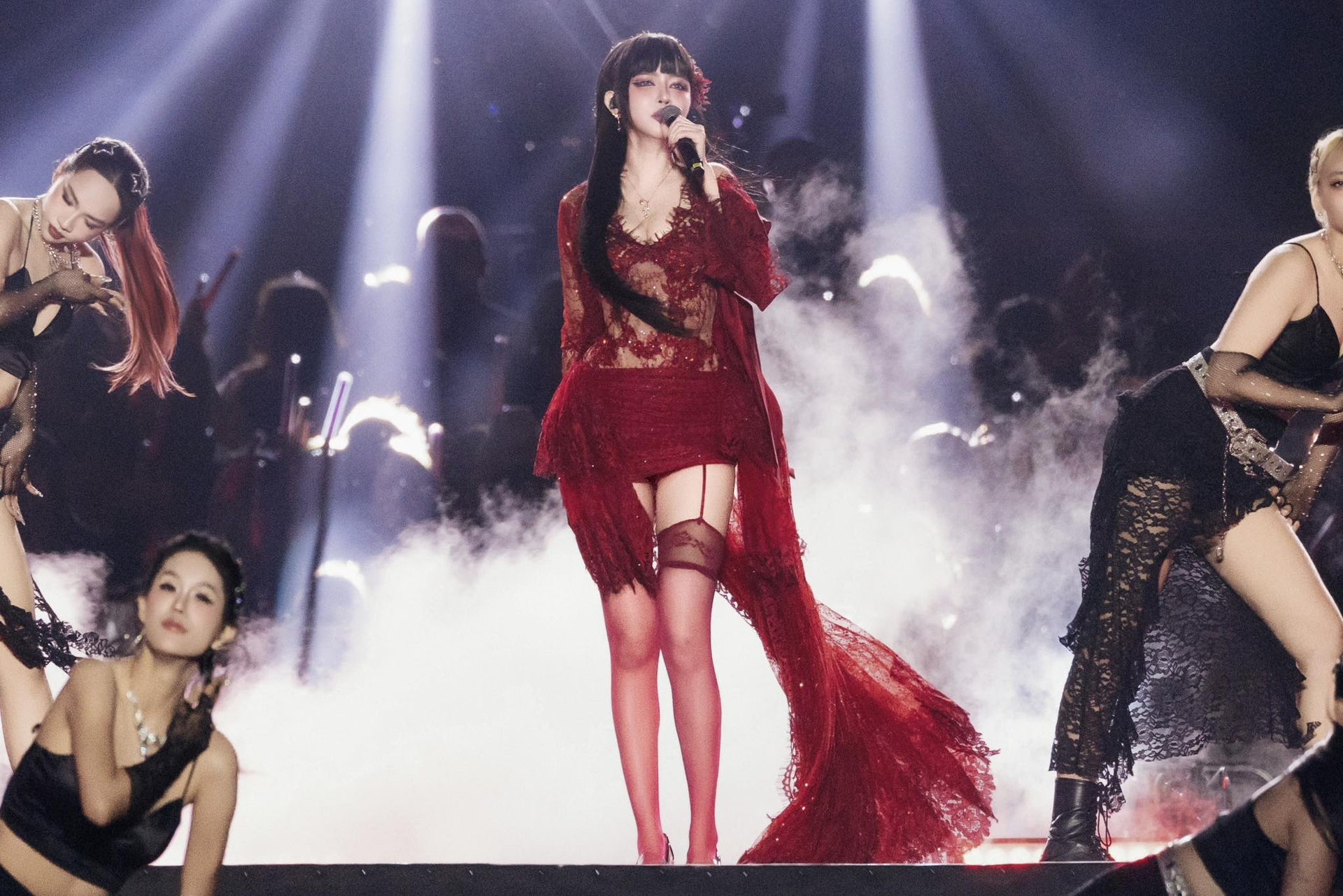 Bích Phương tuổi U40 mặc gợi cảm, khoảnh khắc bên bạn trai tin đồn gây sốt - 3