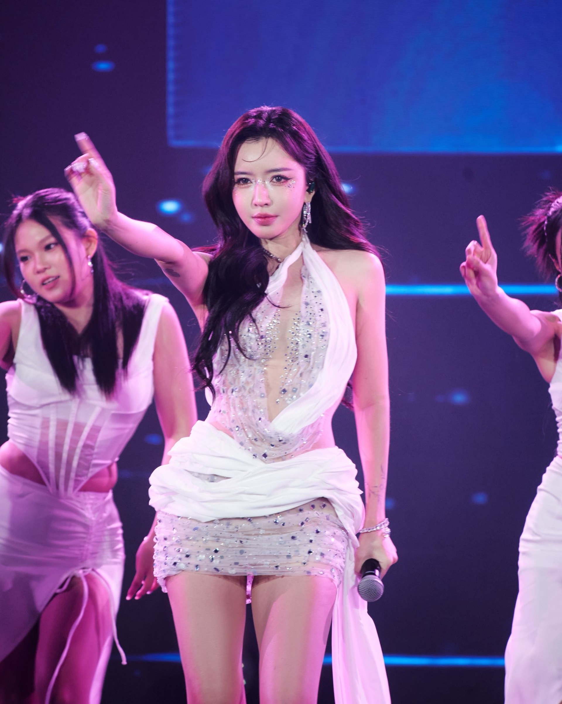 Bích Phương tuổi U40 mặc gợi cảm, khoảnh khắc bên bạn trai tin đồn gây sốt - 10