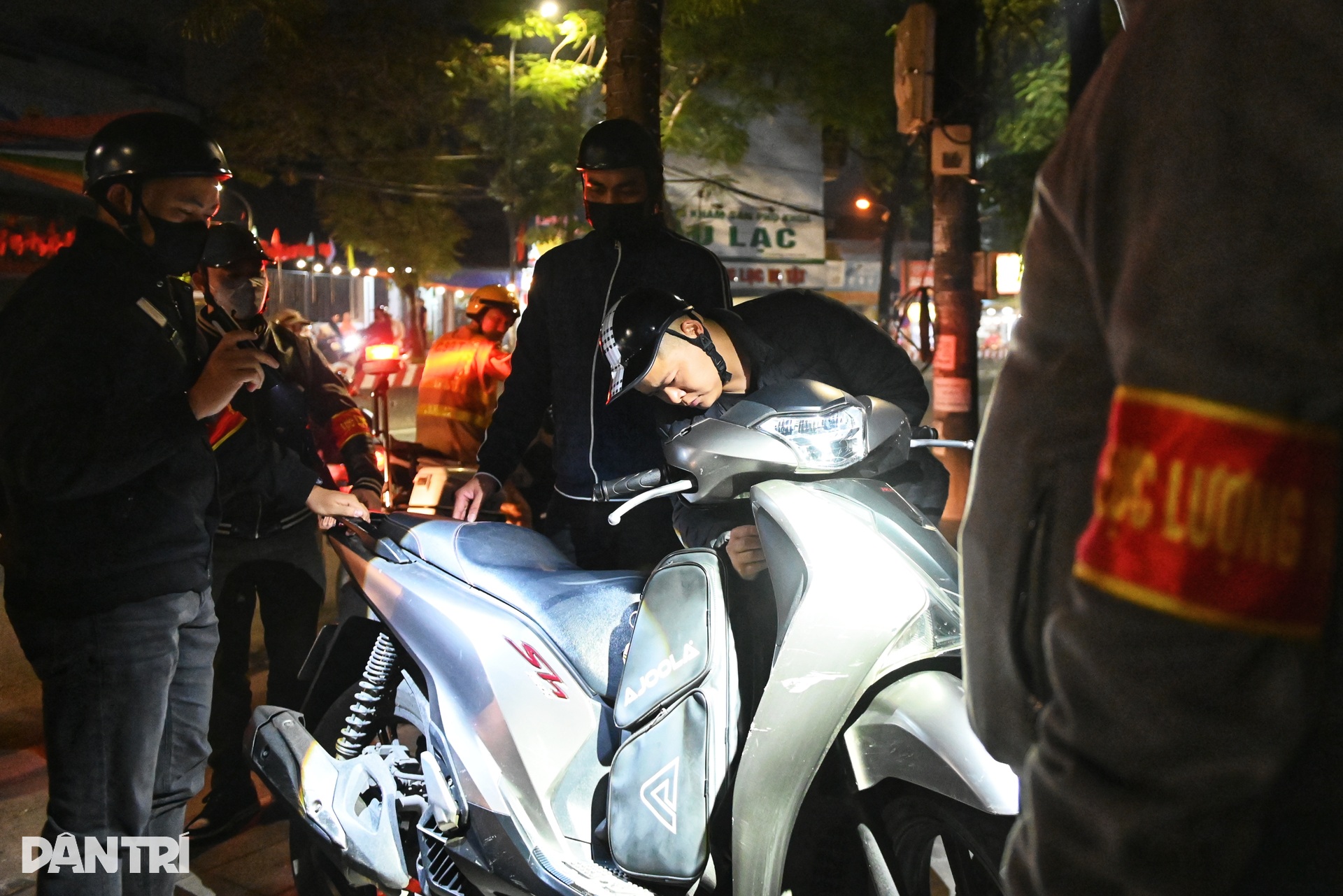 Có tật giật mình, nam thanh niên vội vã quay đầu khi thấy 141 Hà Nội - 5