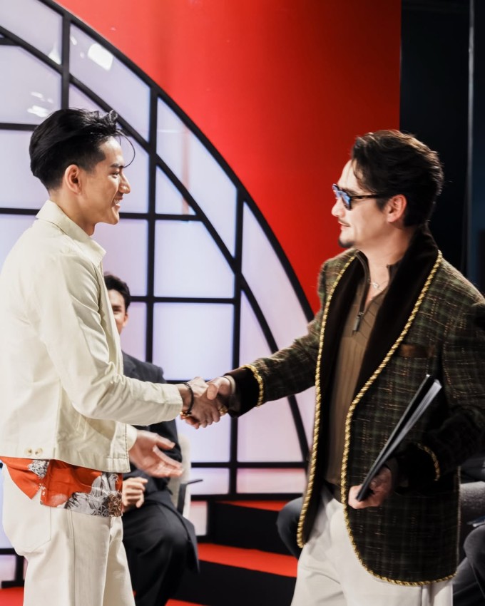 Huấn luyện viên Ananda Everingham (phải) chào mừng Lincoln Bùi về đội. Ảnh: The Face Thailand