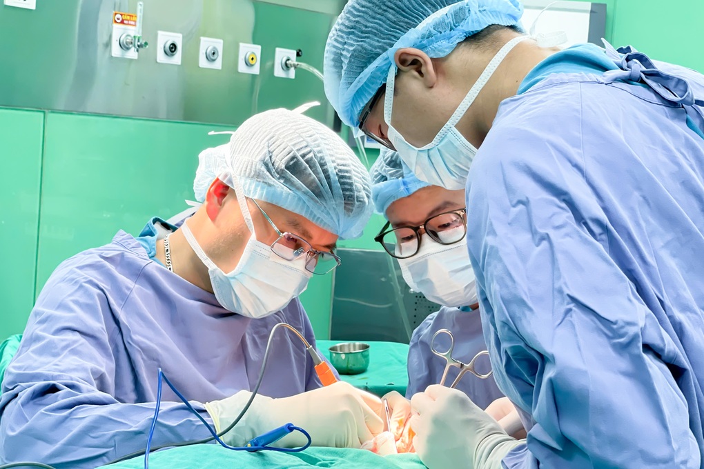 Sờ thấy khối cứng ở cổ, cô gái 24 tuổi phát hiện ung thư đã di căn hơn 20 hạch - 2