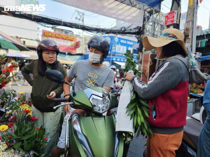 Xăng đắt đỏ, nhiều gia đình tính toán từng chuyến xe, từng bữa ăn- Ảnh 3.