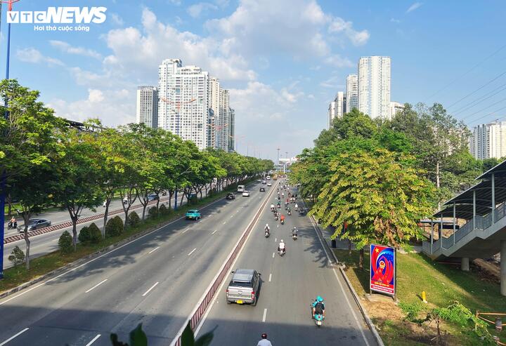 Xăng đắt đỏ, nhiều gia đình tính toán từng chuyến xe, từng bữa ăn- Ảnh 4.