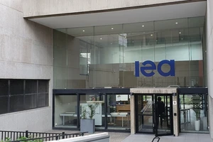 Giá dầu tiếp tục tăng dù Cơ quan Năng lượng Quốc tế thông báo xả kho dự trữ