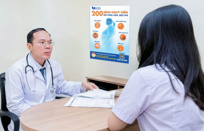 Bác sĩ Duy tư vấn điều trị tiểu đường cho chị Lý. Ảnh: Bệnh viện Đa khoa Tâm Anh