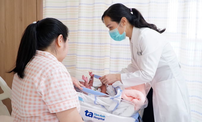 Bác sĩ Giang kiểm tra sức khỏe của bé trước khi xuất viện. Ảnh: Bệnh viện Đa khoa Tâm Anh