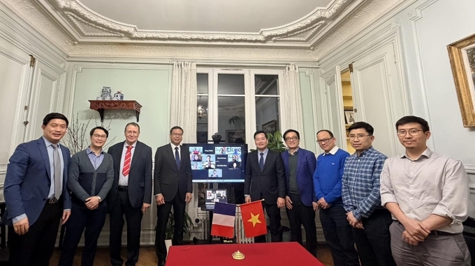 Đại diện Bộ Khoa học và Công nghệ gặp gỡ các chuyên gia thuộc mạng lưới chuyên gia năng lương hạt nhân người Việt Nam ở nước ngoài (VIETNUC). Ảnh: Đoàn công tác