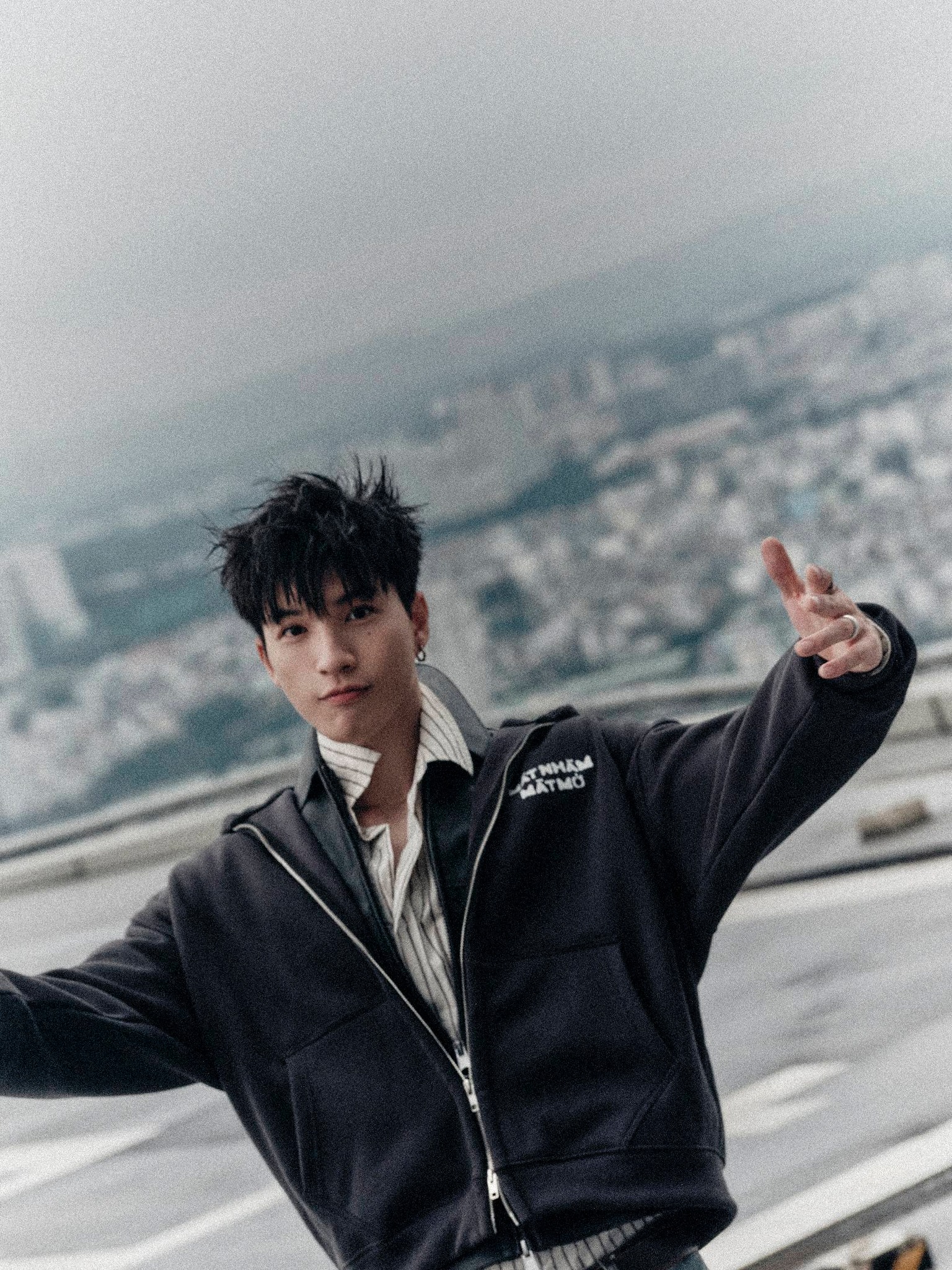 Tìm đúng giọng hát hay, nhạc mới của HIEUTHUHAI bắt tai bội phần- Ảnh 3.