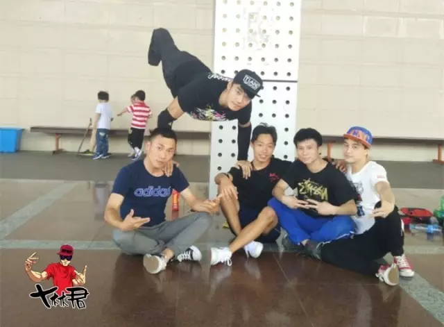Màn breakdance 29 giây của chàng trai cụt 2 chân bên lề đường gây bão: “Đừng tiếc nuối thay tôi”- Ảnh 2.