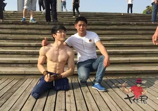 Màn breakdance 29 giây của chàng trai cụt 2 chân bên lề đường gây bão: “Đừng tiếc nuối thay tôi”- Ảnh 3.