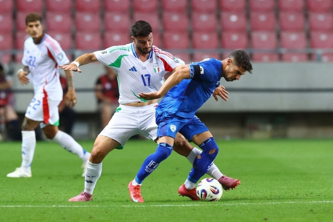 Manor Solomon (phải) tranh bóng với Riccardo Orsolini trong trận Israel gặp Italy ở vòng loại châu Âu của World Cup 2026 trên sân Nagyerdei, thành phố Debrecen, Hungary ngày 8/9/2025. Ảnh: Reuters