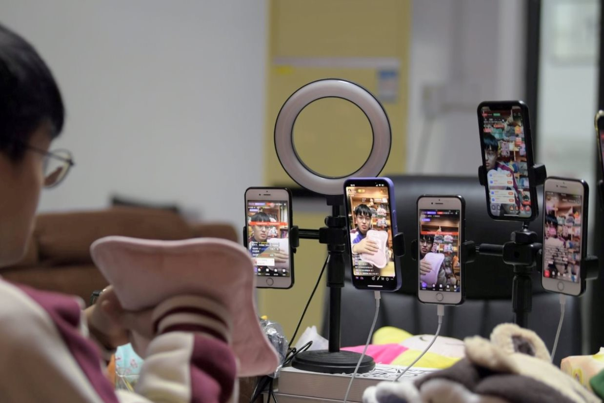 1773296005 230 Bong bong no tung loat streamer thao chay khoi thu