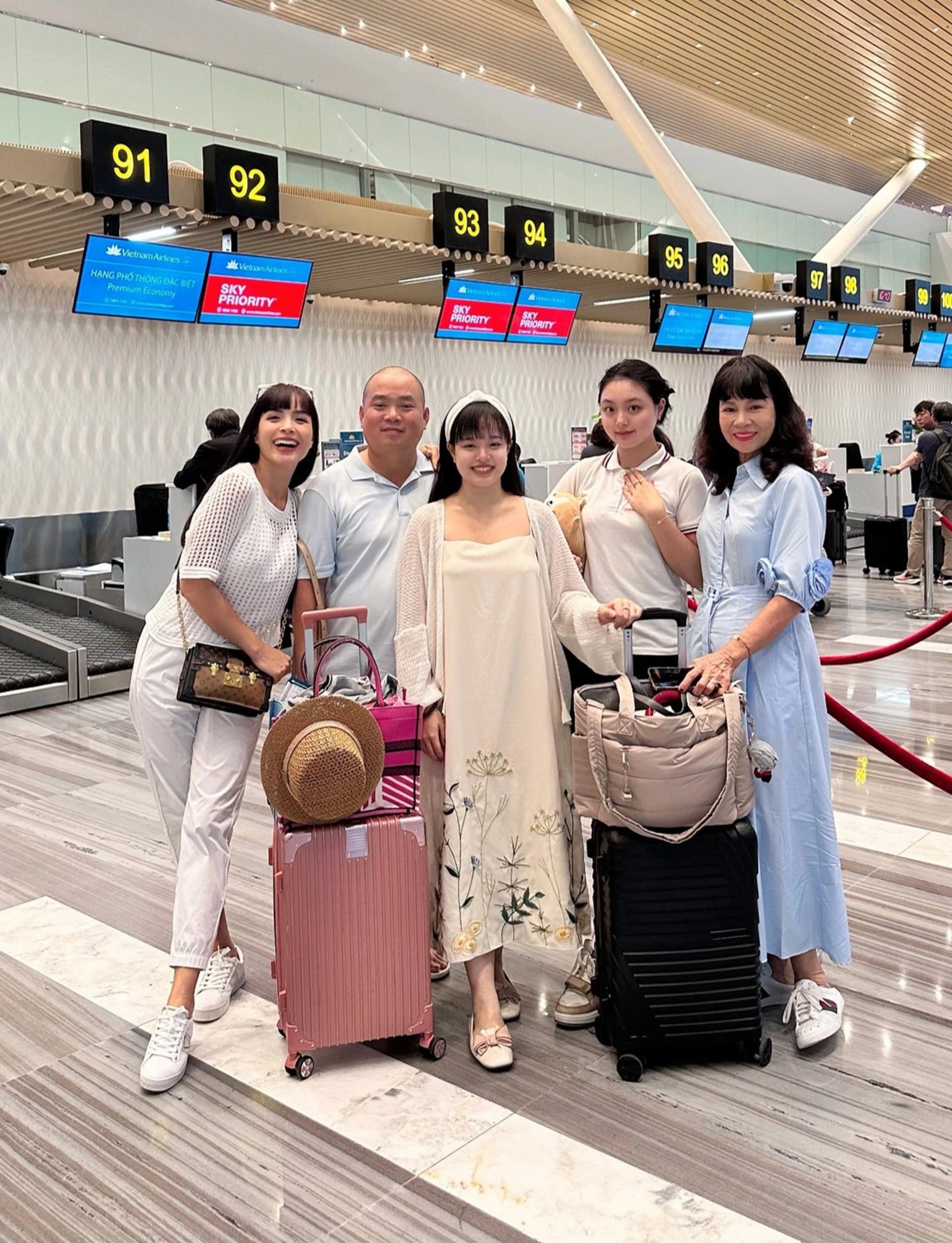 Hôn nhân 20 năm Thúy Hạnh - Minh Khang: Từng vay tiền cưới, U50 ở biệt thự - 14