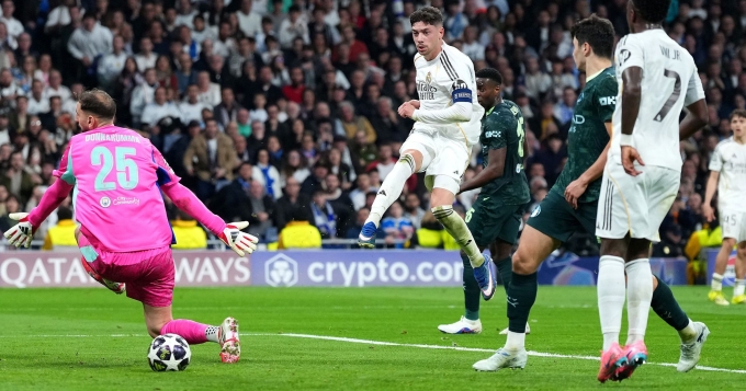 Valverde dứt điểm qua tay thủ thành Gianluigi Donarumma. Ảnh: AFP