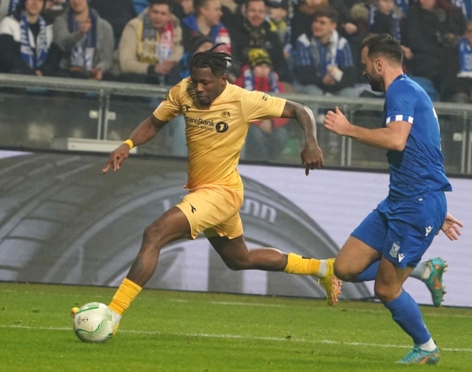 Tiền đạo Faris Moumbagna (áo vàng) đi bóng trong một trận đấu của Bodo/Glimt ở giải VĐQG Na Uy năm 2023. Anh từng là cầu thủ vô danh trước khi được Bodo/Glimt phát hiện qua Fokus. Ảnh: Bodo/Glimt