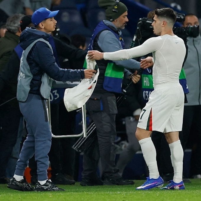 Neto tặng áo cho cậu bé nhặt bóng để xin lỗi và làm hòa khi tan trận. Ảnh: X / Football on TNT Sports