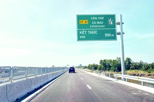 Bộ Xây dựng trả lời cử tri về đường dân sinh, cầu vượt cao tốc Cần Thơ - Cà Mau
